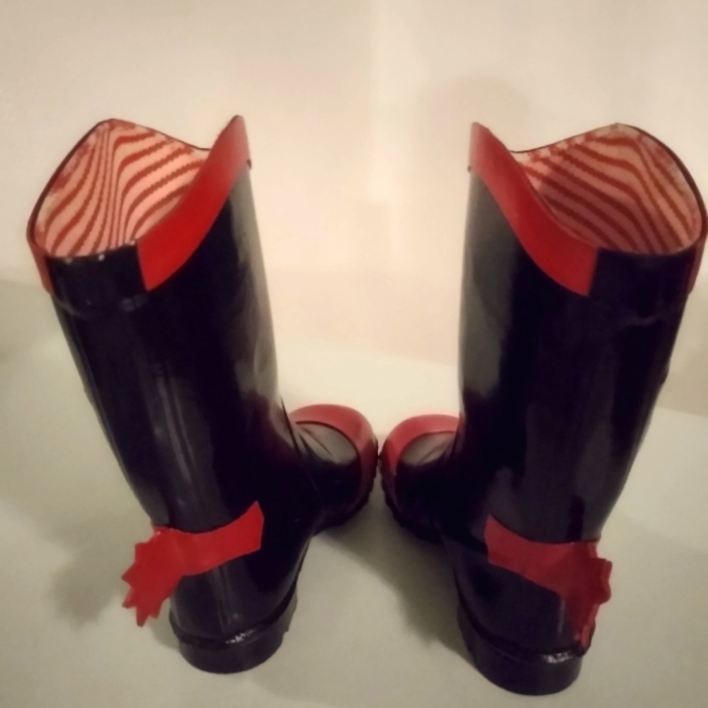 Kids vintage rubber boots.